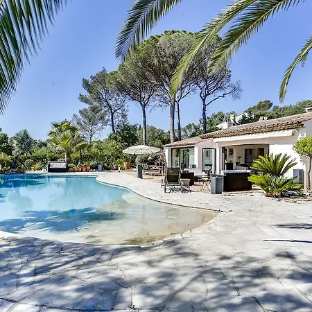 בית נופש Elegant With A Pool Saint-Raphaël