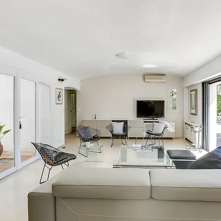 בית נופש Elegant With A Pool